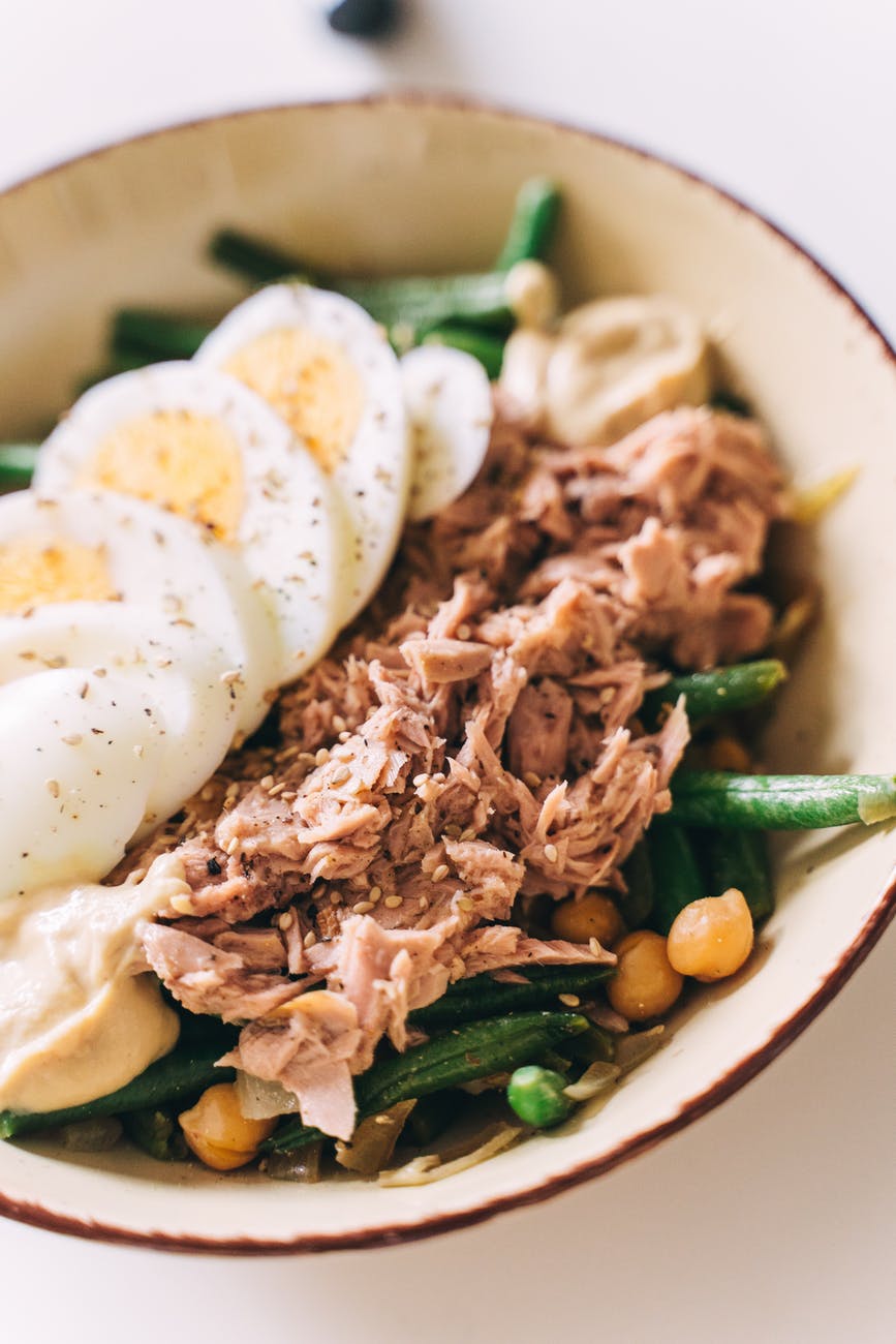 tuna and green bean salad with egg in bowl